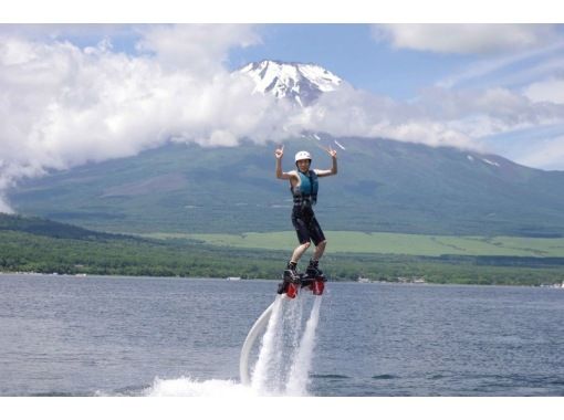 【山中湖】水圧で空を飛ぶ！フライボード体験コース(1セット20分)【午後】の画像