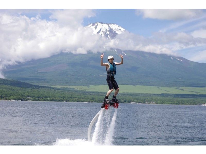 【山中湖】水圧で空を飛ぶ!フライボード体験コース(1セット20分)【午後】