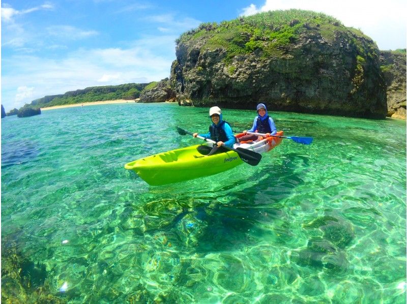 [โอกินาว่า-มิยาโกจิม่า]พายเรือคายัก(Sea Kayaking)มีการสำรวจถ้ำ B & อาหารกลางวันの紹介画像