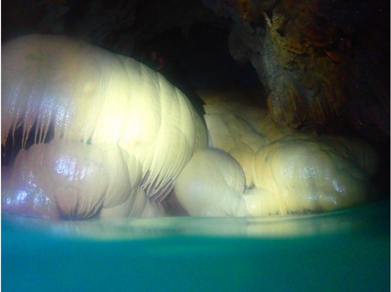 [โอกินาว่า-มิยาโกจิม่า]พายเรือคายัก(Sea Kayaking)หลักสูตรพร้อมอาหารกลางวันสำรวจถ้ำหอยนางรมの紹介画像