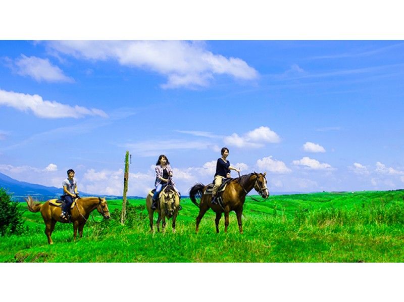【 熊本 · 阿苏 】 骑马徒步体验，同时希望壮丽的古州山脉。西方课程（约25分钟）の紹介画像