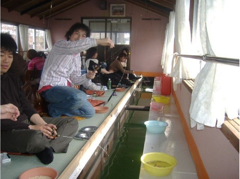 [นากาโนะ・ ทะเลสาบโนจิริ】เพลิดเพลินกับเรือนแพอันอบอุ่น! นั่ง Aiตกปลาเยือกแข็ง(Smelt Fishing)แผน♪の紹介画像