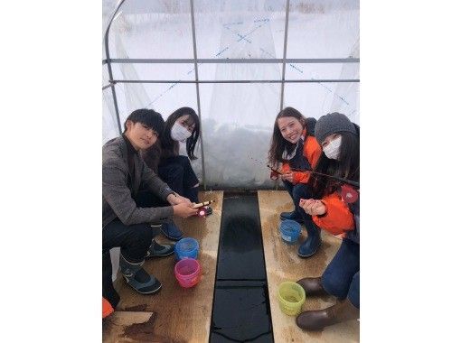 [Hokkaido / Sapporo suburbs] With transportation! Comfortable in a chartered fishing spot and a hut with a stove! Genghis Khan & Smelt tempura tasting included! Half-day premium smelt fishing tourの画像