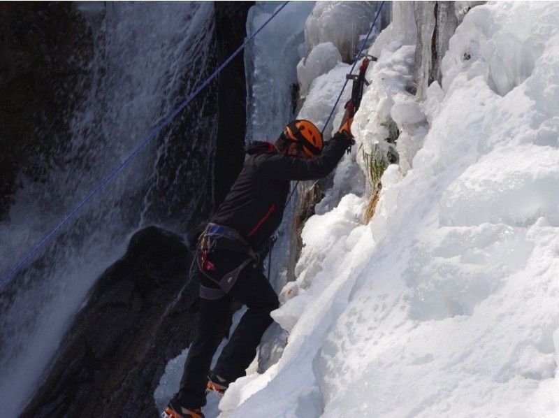 アイス・ワールド : アイス・クライミングの最新技術と体験 ICE WORLD 】 アイス・クライミングの最新技術と体験