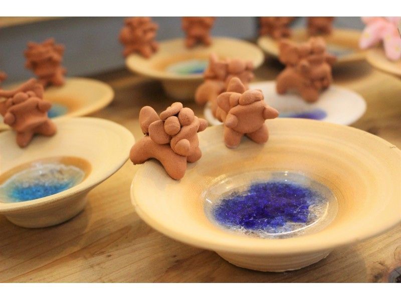【沖縄・名護】好きなものを選ぼう！陶器のシーサートレイ絵付け（琉球ガラス付）