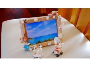 【Okinawa · Nakijin Village】 Images of marine craft experience (shellfish / coral photo frame making) with natural materials