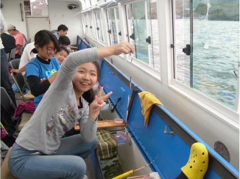 山梨 山中湖 太陽光発電ドーム船で快適にワカサギ釣り アクティビティジャパン