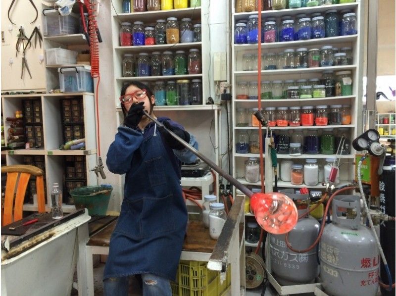 【長野・軽井沢】初心者歓迎!本格的な吹きガラスの工程を体験!自分だけのコップを作ろう