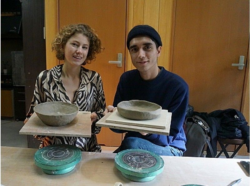 米澤車間で陶瓷藝術体験を楽しむ外国の観光客