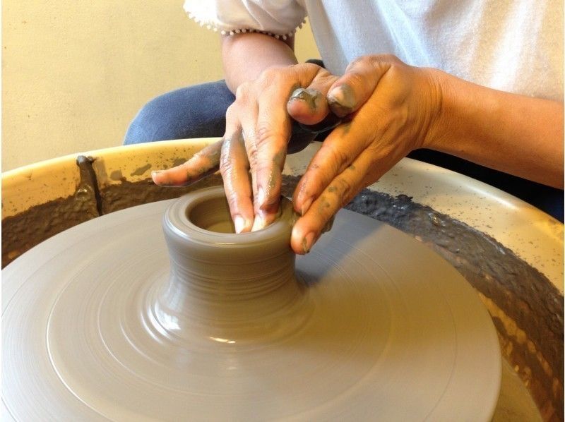 【沖縄・南部の作家工房でロクロ】一般的な陶芸体験より、本気でがんばって作りたい人に!南城市玉城