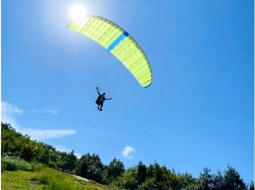[Hyogo/ Tamba] Airborne! Paragliding half-day experience course (free With a shuttle bus from the station) Experience from 12 years old OK!の画像