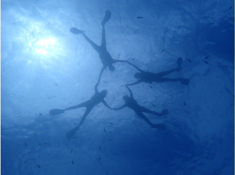 初心者、泳げない方でも安心して楽しめる沖縄☆青の洞窟シュノーケリング　魚の餌付け＆写真撮影付き