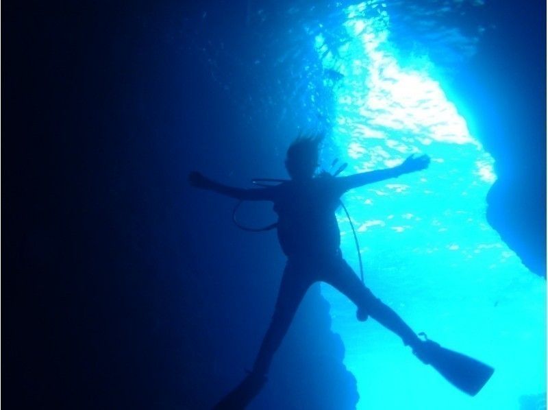 貸切ツアーで泳げない人も安心して楽しめる沖縄☆青の洞窟体験ダイビング 魚の餌付け&写真撮影付き