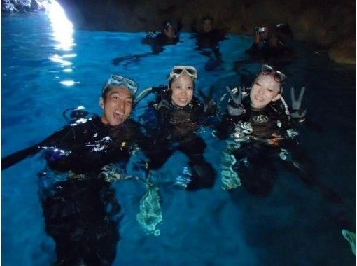 Enjoy a fun boat diving experience in the Blue Cave! Fish feeding and photography includedの画像