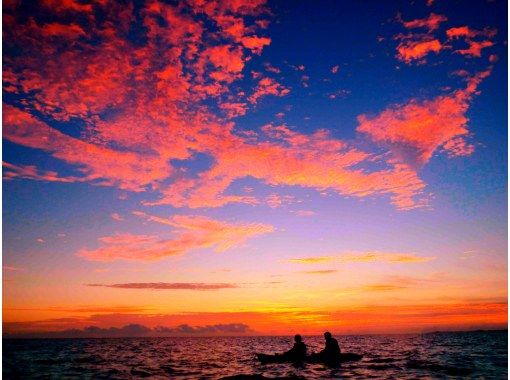 【沖縄・久米島】空も海も夕焼け色に染まる！　サンセットカヤックツアー (当日予約OK・現地集合・到着日にもおすすめ)の画像
