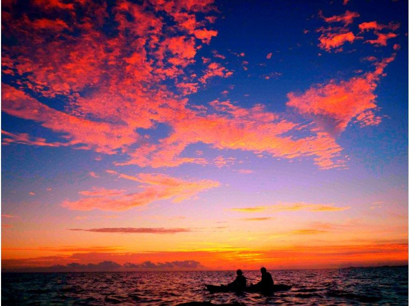 【沖縄・久米島】空も海も夕焼け色に染まる！　サンセットカヤックツアー (当日予約OK・現地集合・到着日にもおすすめ)の紹介画像