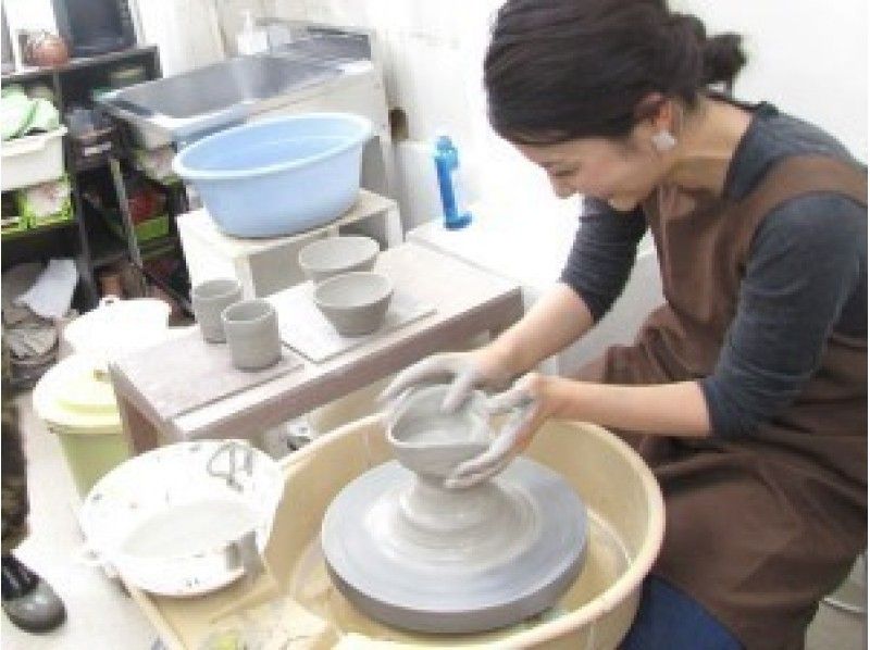 神奈川・横浜市】心を込めて手作りした陶器を贈ろう！プレゼント陶芸体験（電動ろくろ）初心者の方も歓迎 | アクティビティジャパン