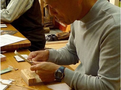 [Kyoto/ Kamigyo Ward] Experience making a traditional tea utensil "Chashaku" at a long-established store founded in the Taisho era! ★Person in charge has been vaccinated (regional coupons can be used) Optional tea scoop includedの画像
