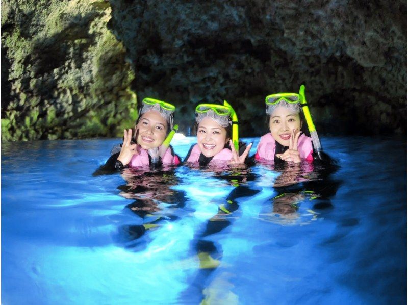 [Okinawa Blue Cave Tour] Blue Cave Boat Snorkeling Tour! Includes 8 free benefits such as free rental of underwater camera/GoPro and photo dataの紹介画像