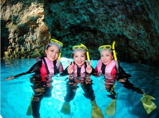 【沖縄県恩納村】青の洞窟へ行くシュノーケリングボートツアー！Gopro無料レンタル付＆豪華8大無料特典付の画像