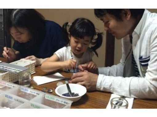 [Kyoto/Higashiyama] Experience Kyoto's traditional craft "Kyo Cloisonné"! Let's make pendants and brooches! (Discount available for high school students)の画像