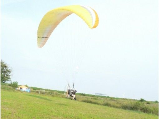 [Shizuoka Tenryu River]Motor Paraglider"Tandem Flight Experience" (15 minutes course) Experience from 12 years old OK!の画像