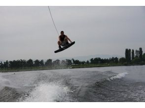 [Shiga / Lake Biwa / Wakeboarding] Those who have 4 or more wakeboarding experiences! I want to get better! Level up course! (15 minutes x 2 sets) Get an image ♬