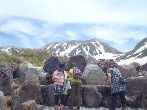 【富山・立山】立山めぐりトレッキング（室堂山コース）立山カルデラを望むガイドウォーク