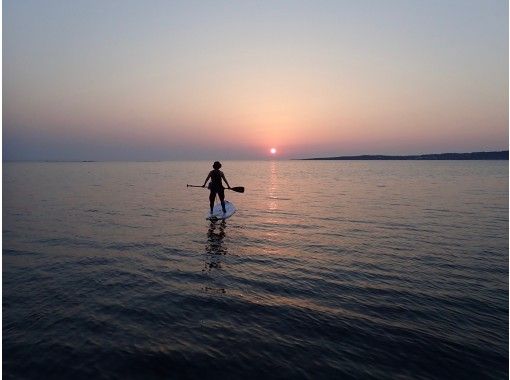 [Okinawa Headquarters / Sunset Sapp] You can enjoy the stand-up paddle while watching the beautiful sunset ☆ 1 set reservedの画像