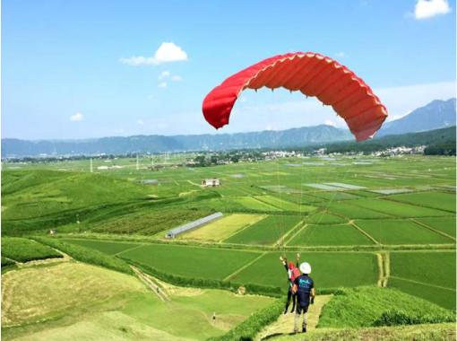 【熊本・阿蘇】初心者歓迎！ふわりと空中散歩。他では味わえない、パラグライダー半日体験　※体重制限有！日本語理解できる方限定の画像