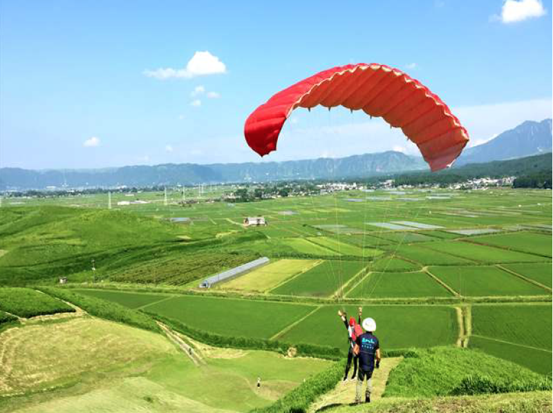 [คุมาโมโตะ-อะโสะwalk เดินไปในอากาศพาราไกลด์ดิ้ง(Paragliding)ประสบการณ์ครึ่งวัน (จำกัด เฉพาะผู้ที่เข้าใจภาษาญี่ปุ่น)の紹介画像