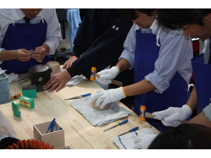 【薩摩・霧島】300年の歴史!伝統工芸・薩摩錫器(さつますずき)の技を体験。オリジナルのお皿を作ろう