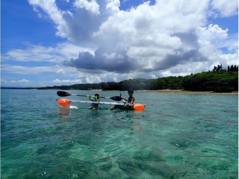 【沖縄・備瀬】透明なカヤックで漕ぎ出そう♪ファミリーにおススメのクリアカヤック体験！