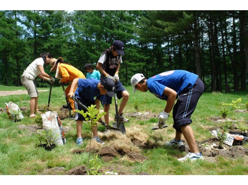 【北海道・富良野】豊かな森を再生し、地球を五感で感じる「環境教育プログラム」苗木を植える！の紹介画像