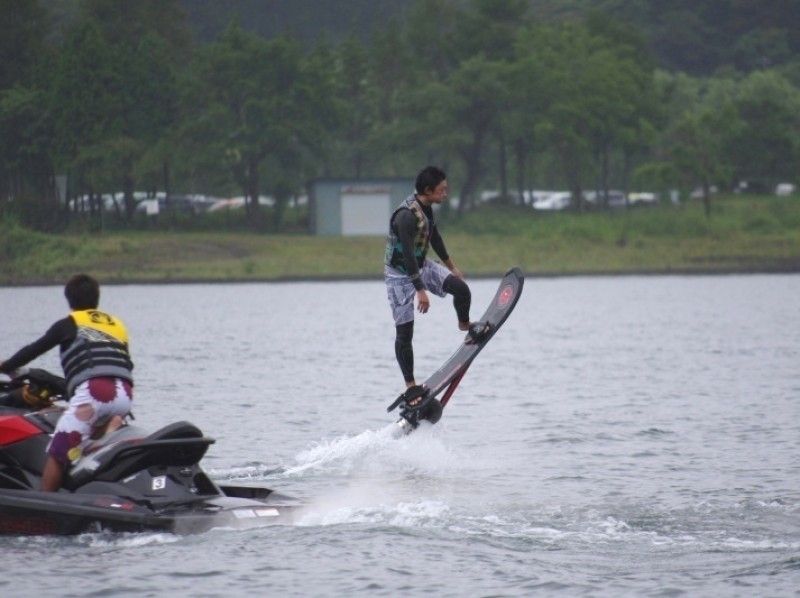 [Yamanashi /Lake Yamanaka] Flying surfing! Hoverboard (1 set 15 minutes) [AM]の紹介画像
