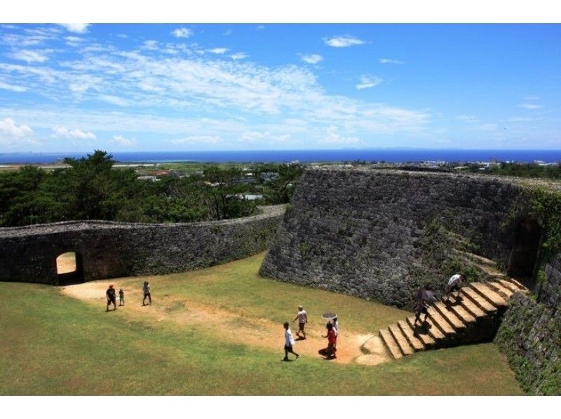 【沖縄/西海岸・東海岸】読谷の今と昔をたずね歩く、ガイドツアーむら巡(みぐ)い「座喜味コース」