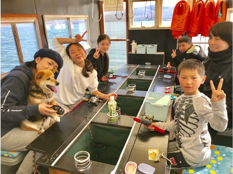 【山梨・山中湖】ミニドーム船（８名様まで）を貸切！手ぶらで参加わかさぎ釣り体験！バス停より徒歩30秒