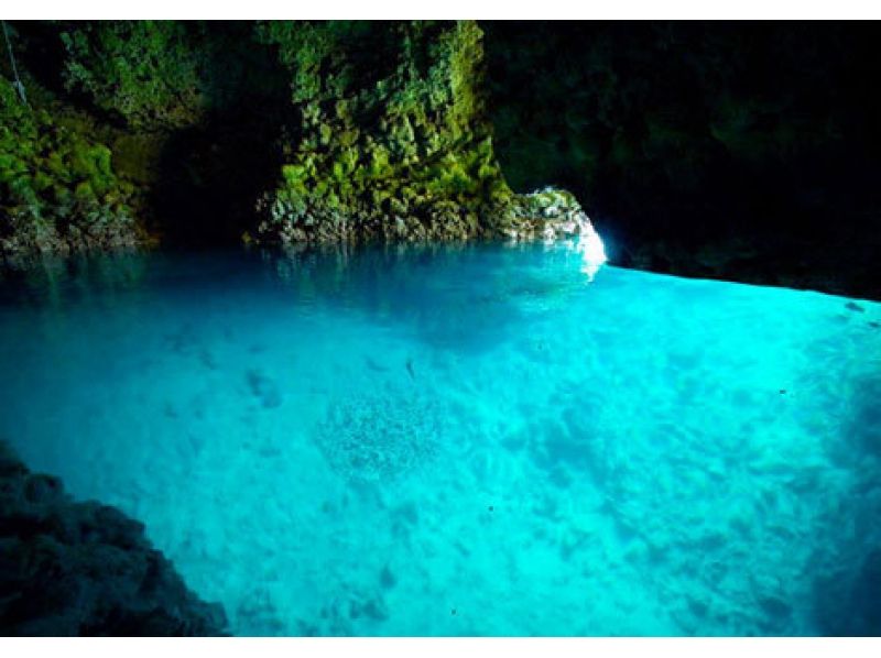 【D Plan】 Minnajima & Blue Cave Snorkel & Parasol SET Plan (Transfer: Lunch: Boarding fee included)の紹介画像