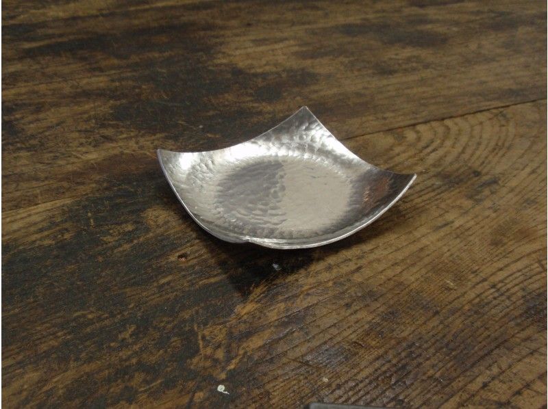 【東京・23区】アーティスのクリエイティブコース　鍛金技法で「錫（スズ）小皿」を作ろう！