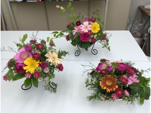 [เกียวโต, Shimogyo-ku] รู้สึกฟรีเพื่อรักษาดอกไม้! ประสบการณ์การจัดดอกไม้ขั้นพื้นฐานโดยใช้ดอกไม้ตามฤดูกาลの画像