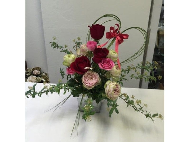 【京都・下京区】季節の花々を使ったフラワーアレンジ【欧風のいけばな】を体験!
