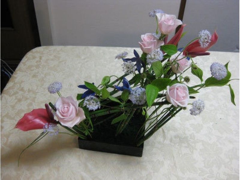 【京都・下京区】季節の花々をたっぷり使ったフラワーアレンジ【欧風のいけばな】を体験!