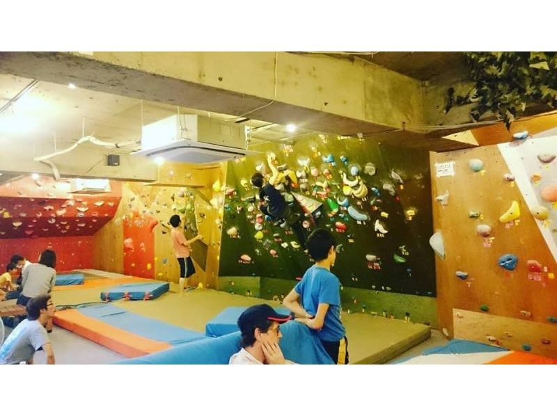 【東京・23区】アクセスよし。人気急上昇中のスポーツクライミング(ボルダリング)に挑戦!