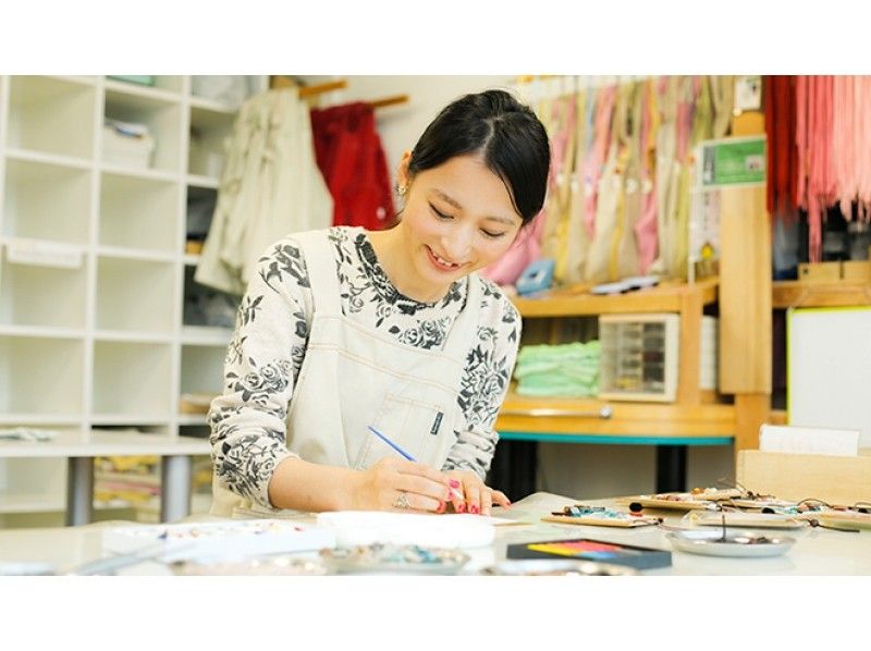 【島根／松江・島根半島】石の凹凸が、立体感を生むアート作品に！　天然石を使った貼り絵作り体験