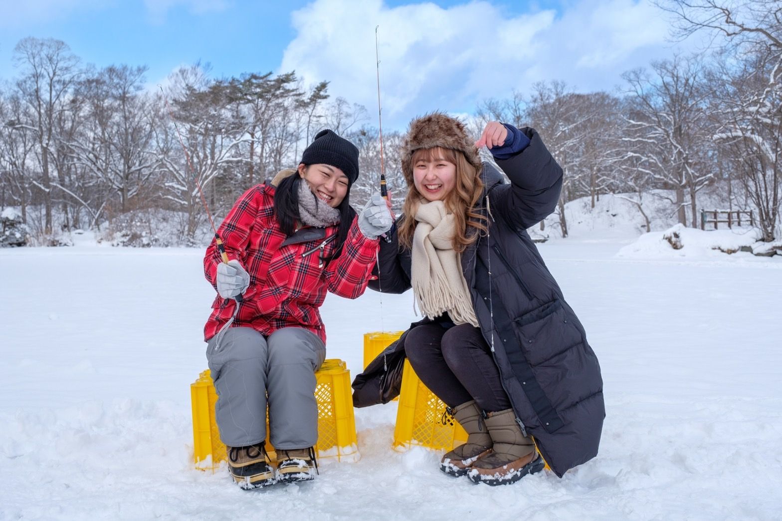 北海道の事業者「大沼遊船」が実施する氷上ワカサギ釣りツアーの様子