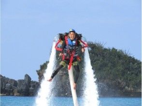 【沖縄・北部エリア/名護/本部/瀬底島】イチオシアクティビティ!ジェットパック体験&パラセーリングの画像