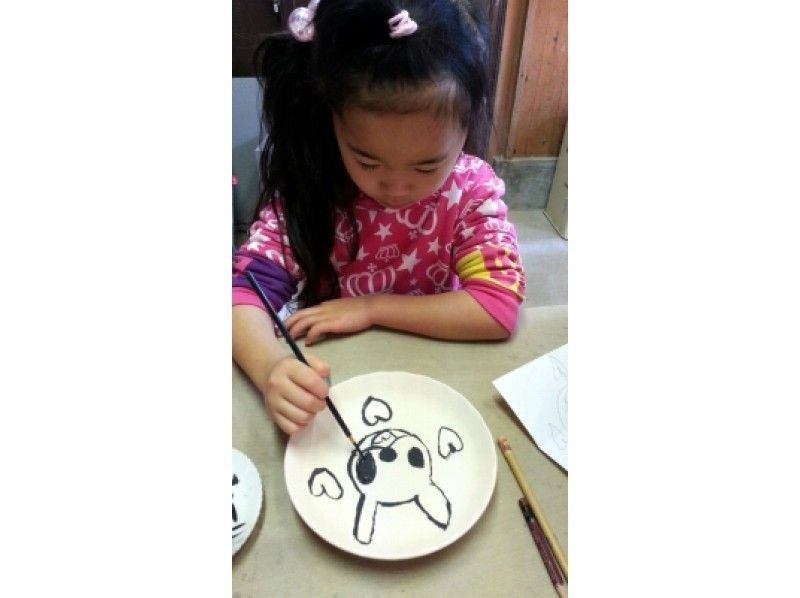 【奈良/奈良・平城京跡】素焼きの器に好きな言葉や絵を描く「絵付け体験」でオリジナル食器作りに挑戦