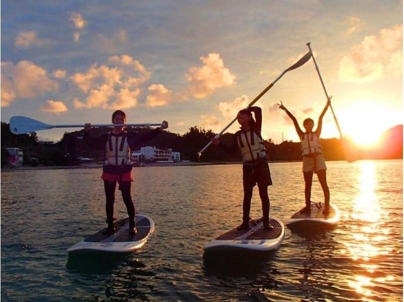 【沖縄・恩納村】スタンドアップパドルボードでサンセット（SUP）