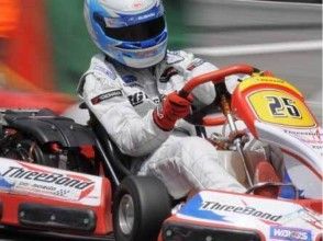 【神奈川・横浜】ワールドポーターズ屋上でレーサー走行体験(30分乗り放題)の画像