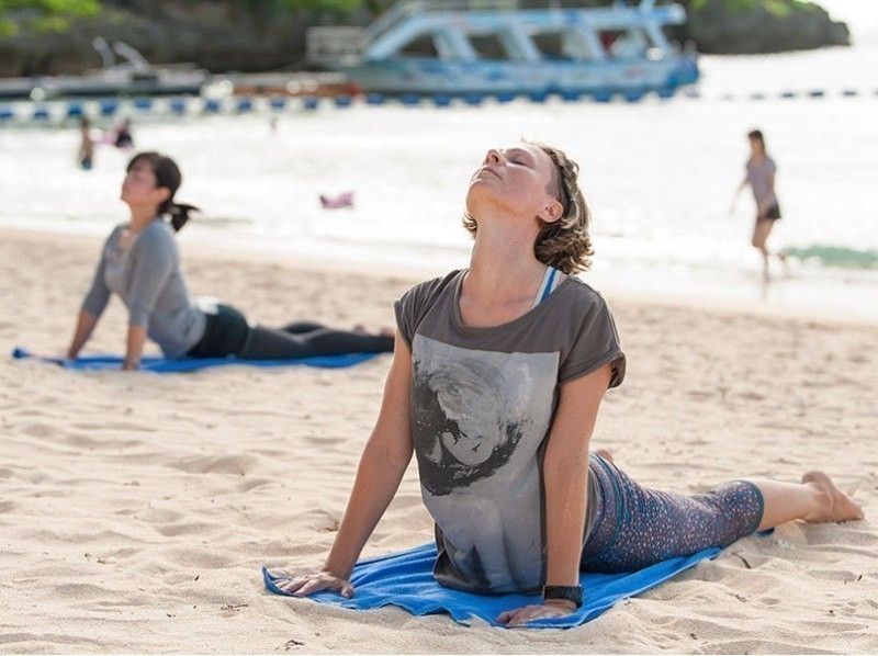 【沖縄・恩納村】沖縄の朝はビーチYOGAから始めよう!